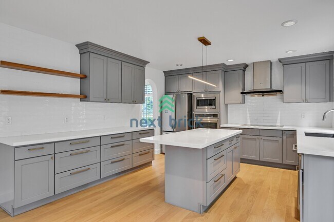 Foto del edificio - Beautiful Bellevue Single Family Home with 4 Beds + Bonus Room+ Den For Rent