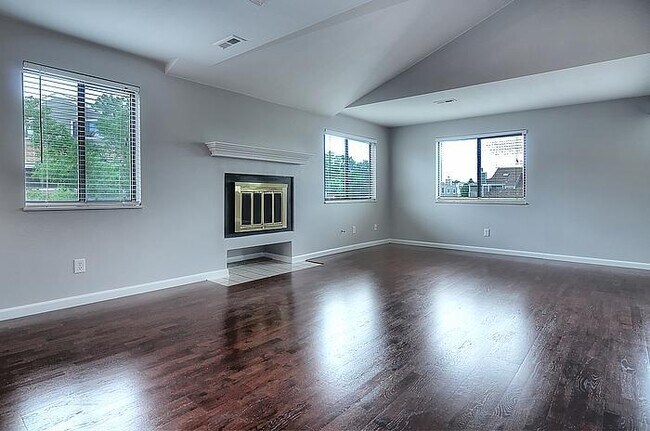 Building Photo - Amazing 2BR, 2BTH Close to Downtown/Tech C...