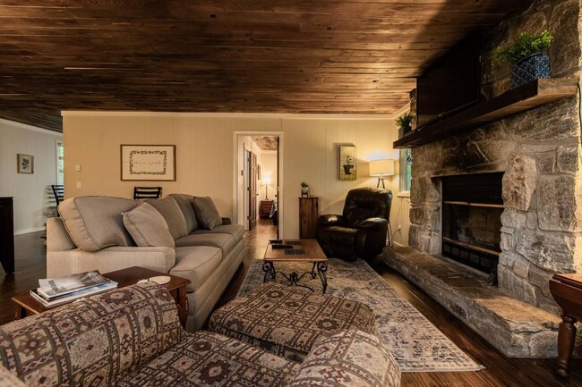 Building Photo - 132 Sassafras