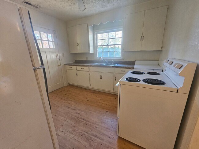 Building Photo - New Listing