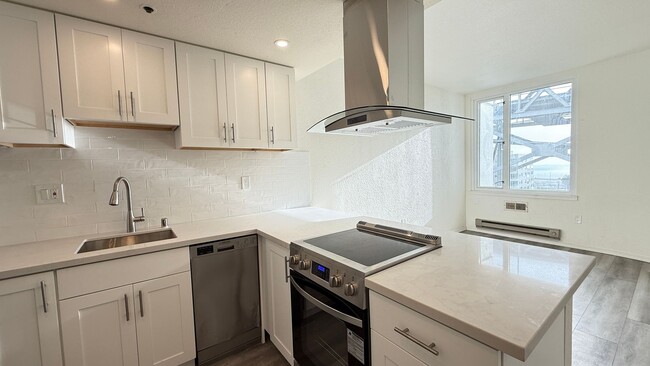 Foto del edificio - The BAYCREST: Updated 1BR/1BA + Parking!  ...