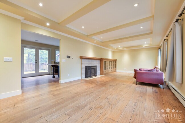 Building Photo - Spacious 5 Bedroom Coastal Home Walking Distance to Crescent Beach