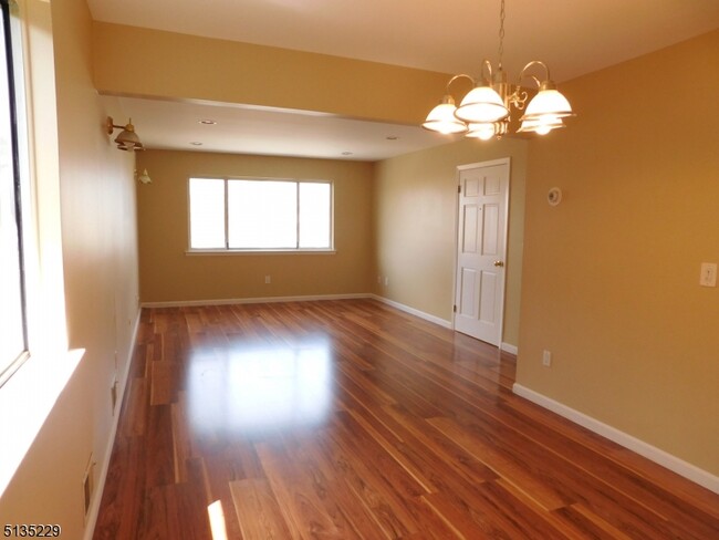 Building Photo - 420 7th St