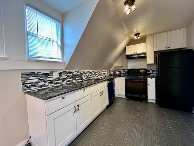 Building Photo - 4 Bedroom, 1 Bath with historic charm in N...