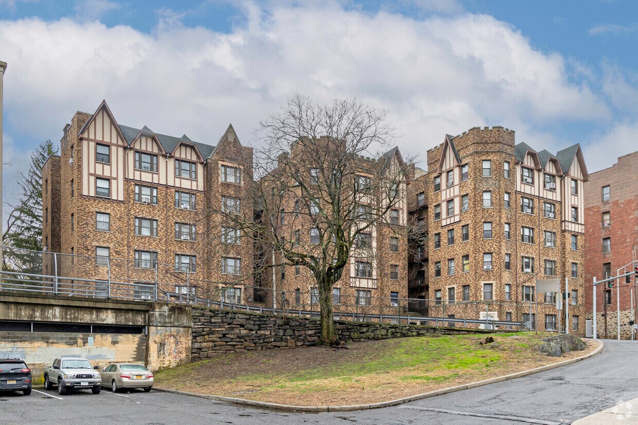 Primary Photo - 82-90 Caryl Ave