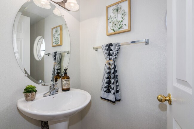 Foto del edificio - 411 Canyon Ct