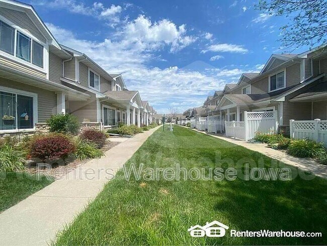 Building Photo - 1143 NE 8th Ln