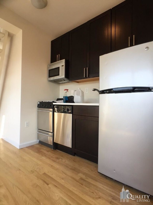 Foto del edificio - 351 E 13th St