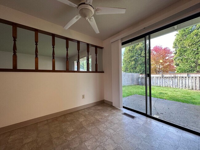 Foto del edificio - Charming 2 Bedroom Duplex with Spacious Yard in Gresham!