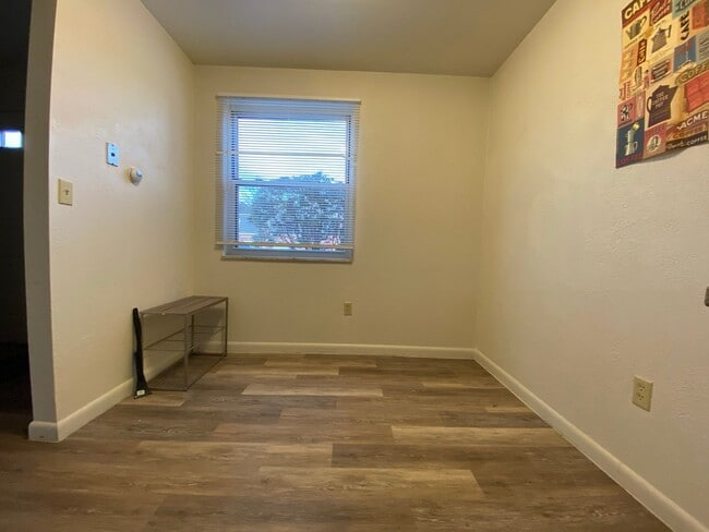 Building Photo - Bright & Spacious Two Bedroom in Zelienopl...