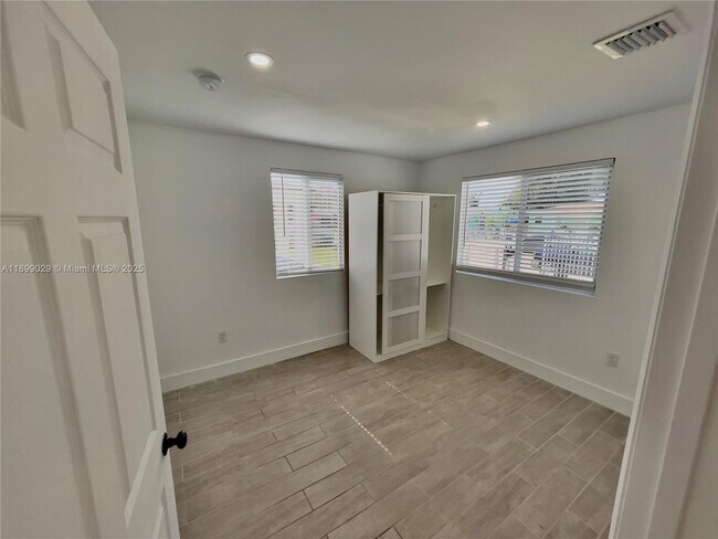 Foto del edificio - 1551 NW 55th St