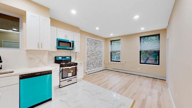 Building Photo - ** GUT RENOVATED ** 3 BEDROOM ** PRIME ASTORIA ** 2 MIN TO N/W