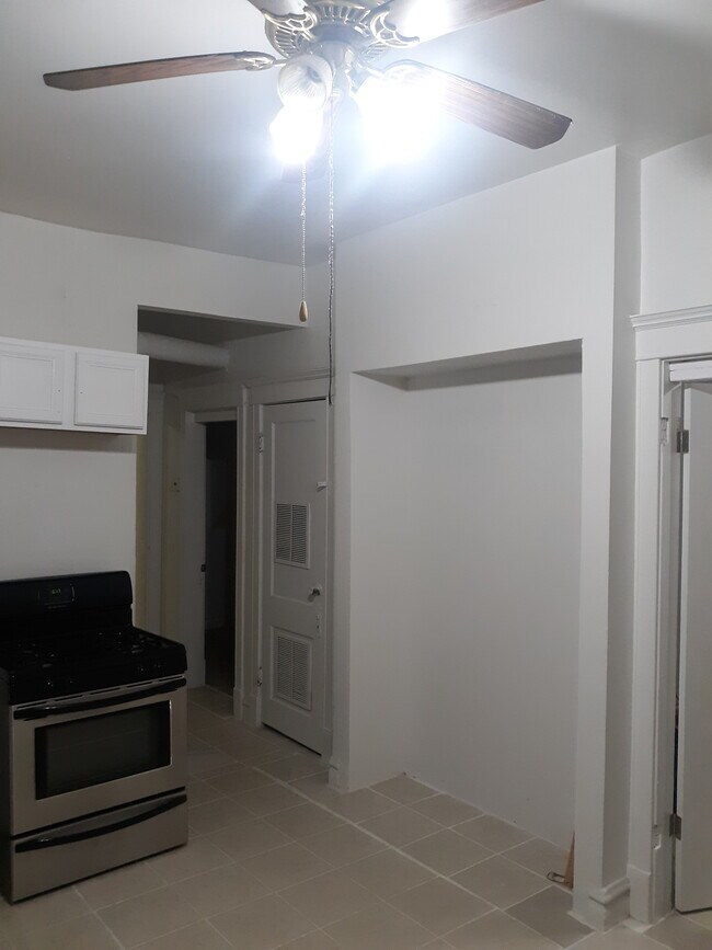 Kitchen-Cocina - 2649 S Trumbull Ave