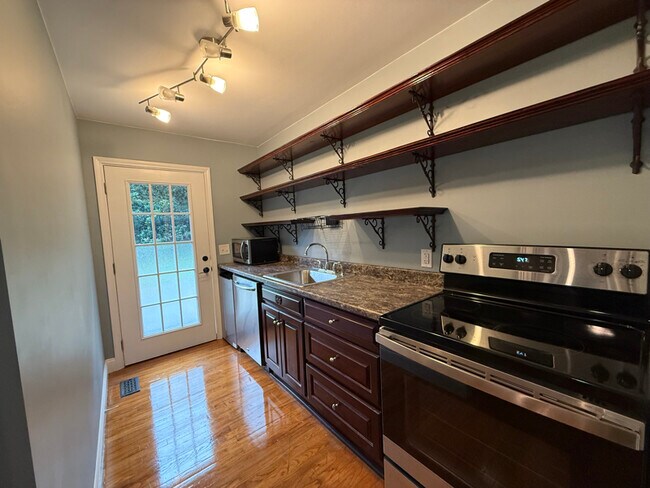 Foto del edificio - 322 Whooping Creek Rd
