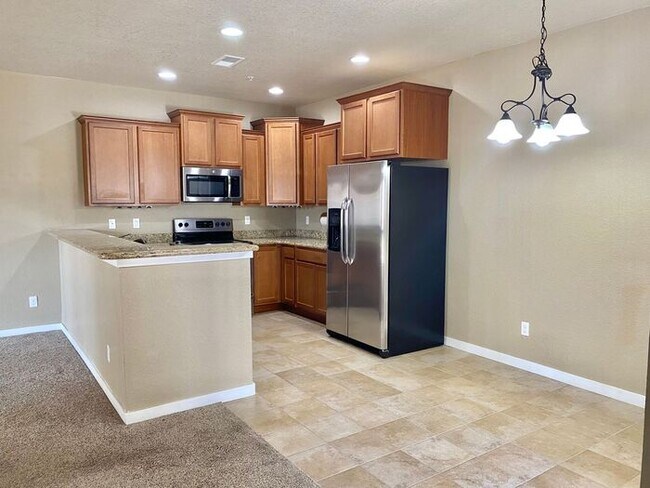 Foto del edificio - Fantastic 2 Bedroom, 2 Bath Ground Level Condo With Detached Garage in Loveland, Colorado