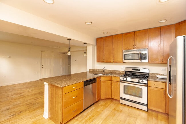 Building Photo - 6301 N Francisco Ave