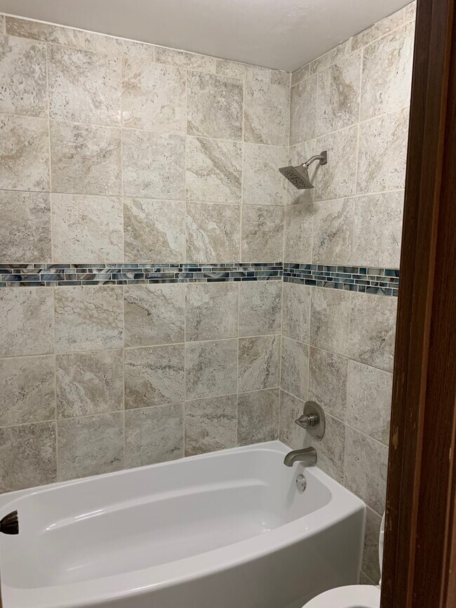 upstairs bath - 2480 Hamlet Ln