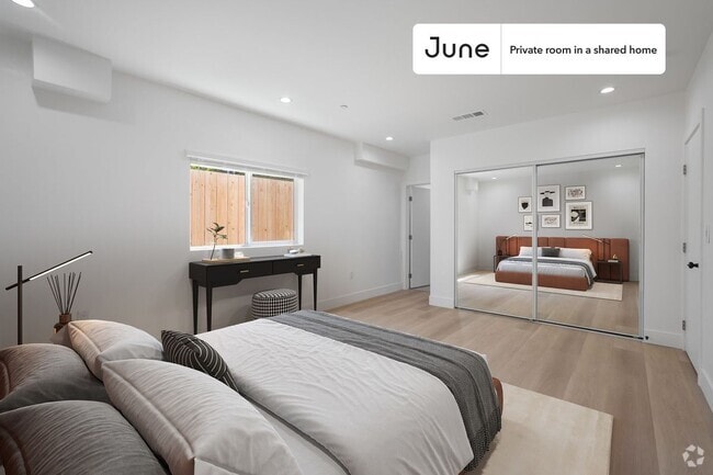 Building Photo - Private bedroom in 3 bed/2 bath Home