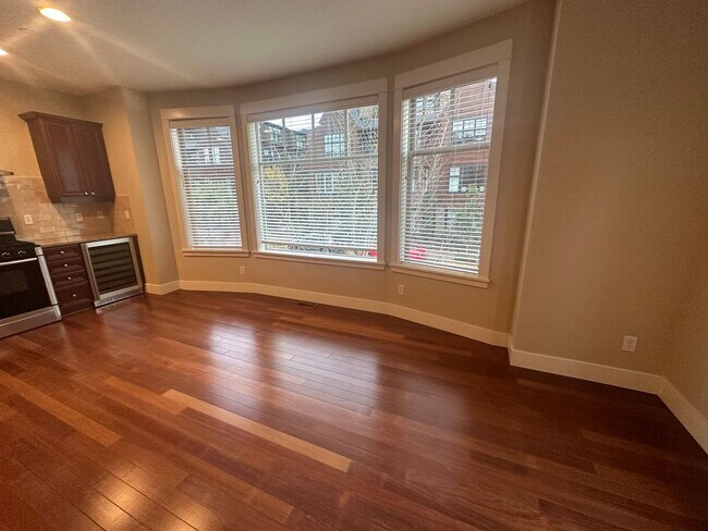 Building Photo - Luxury downtown Lake Oswego townhouse in d...