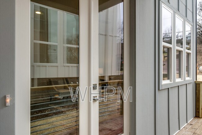 Building Photo - 423a 35th Ave N