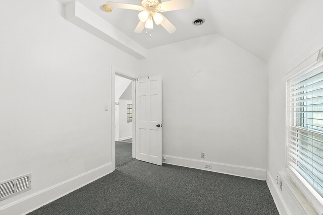 Building Photo - 1008 Garnett Pl