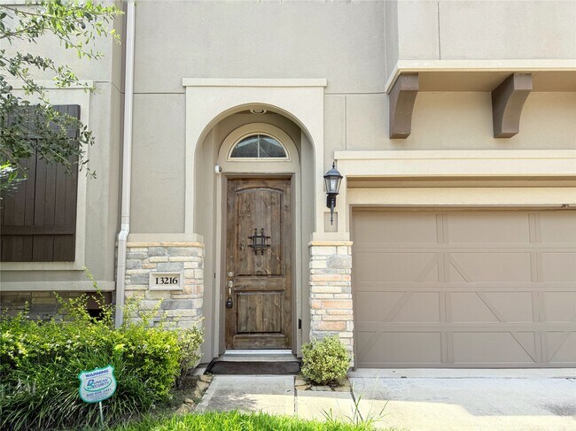 Building Photo - 13216 Green Hills Dr