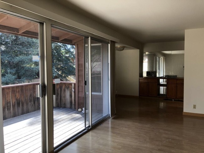 balcón y sala de estar - 500 W Middlefield Rd