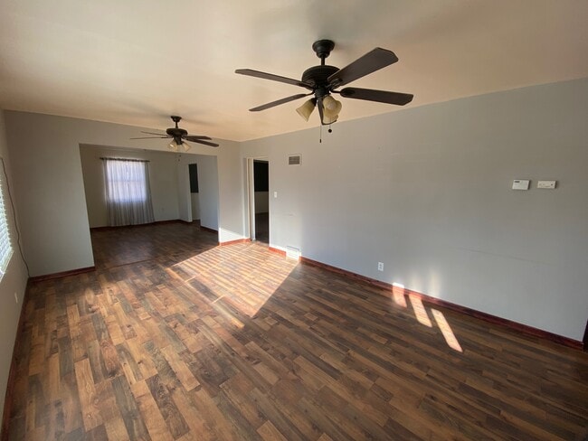 Building Photo - 127 El Rancho Dr