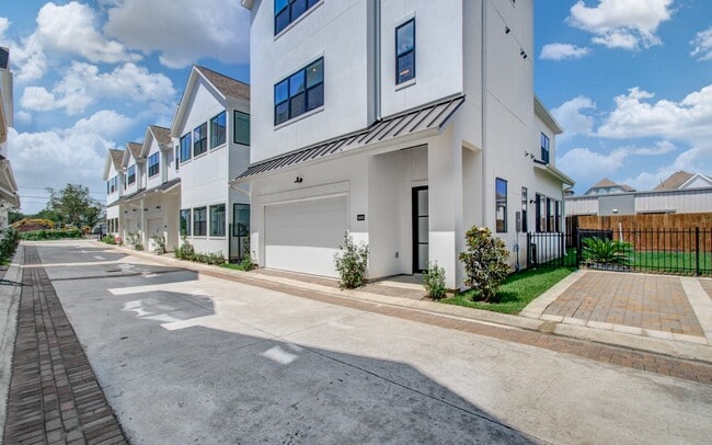 Building Photo - 1645 Bingle Rd