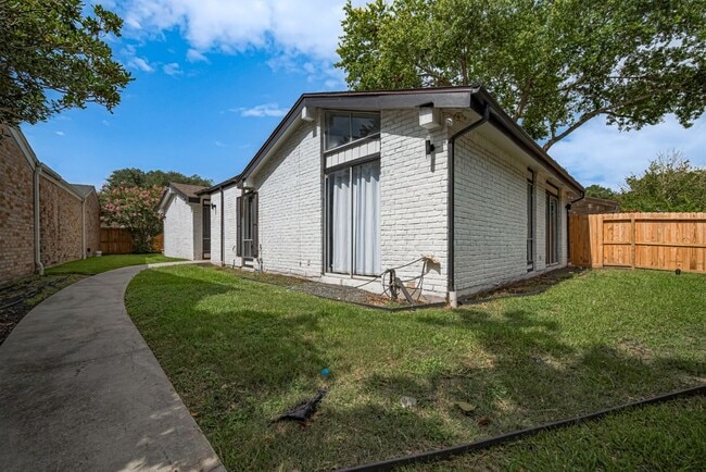 Building Photo - 1014 Fleetwood Pl Dr