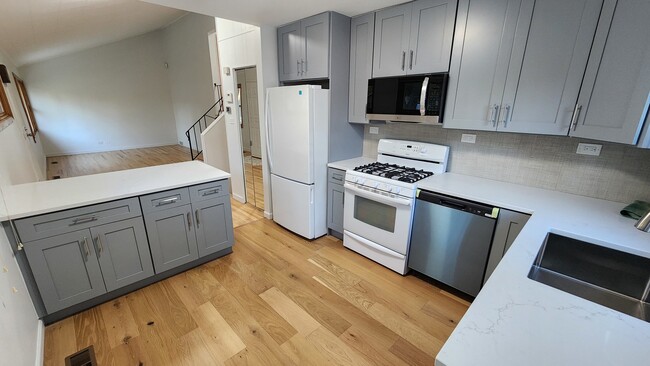 Building Photo - 636 W Sunset Dr