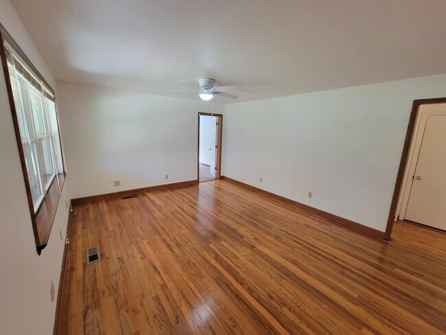 Building Photo - 1526 Highland Dr