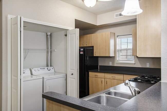 Building Photo - Lynbrook Apartments and Townhomes