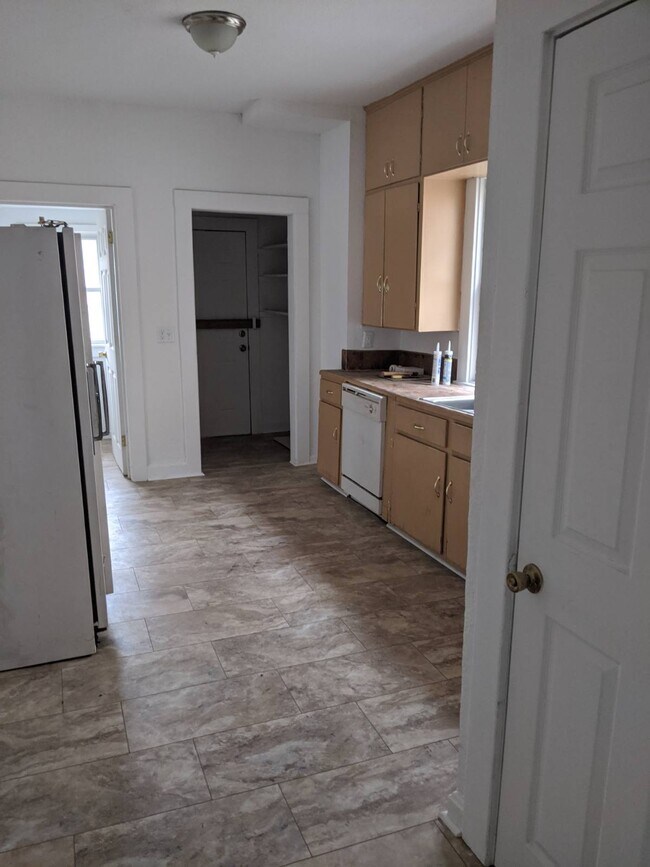 Kitchen. - 320 Myrtle Ave