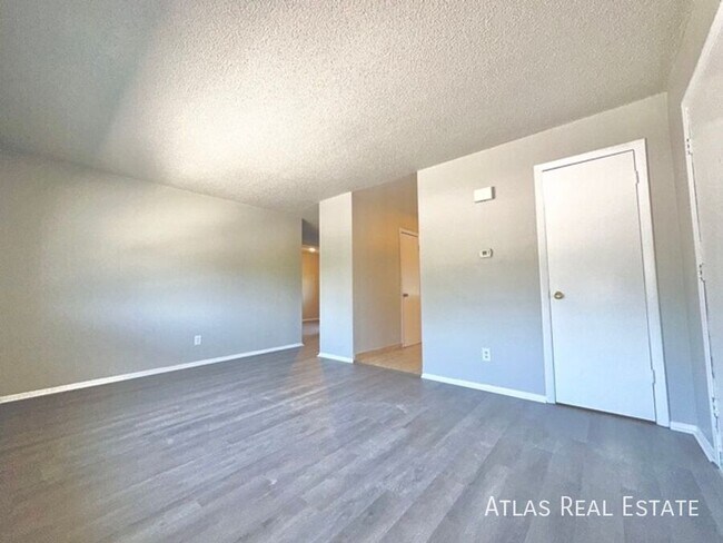 Foto del edificio - 4319 Dewey Dr