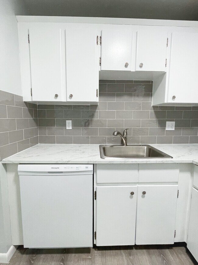 Building Photo - 220 Quincy Ave