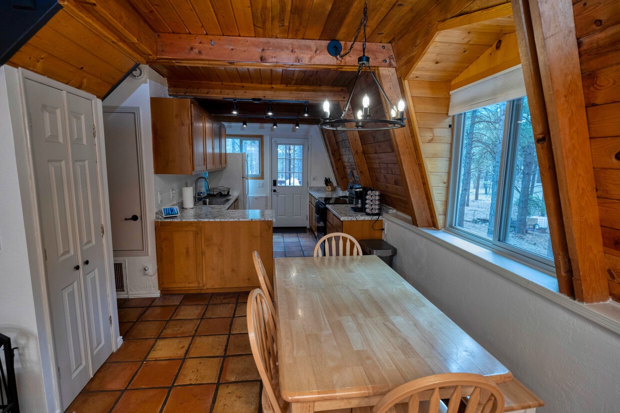 Foto principal - 569 S Friar Tuck Trail