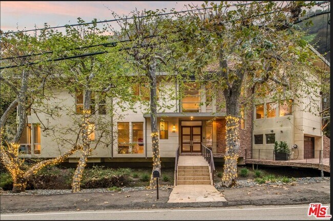 Foto del edificio - 3685 Mandeville Canyon Rd