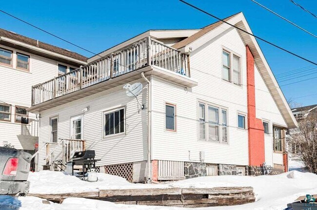 Building Photo - 417 N 17th Ave E