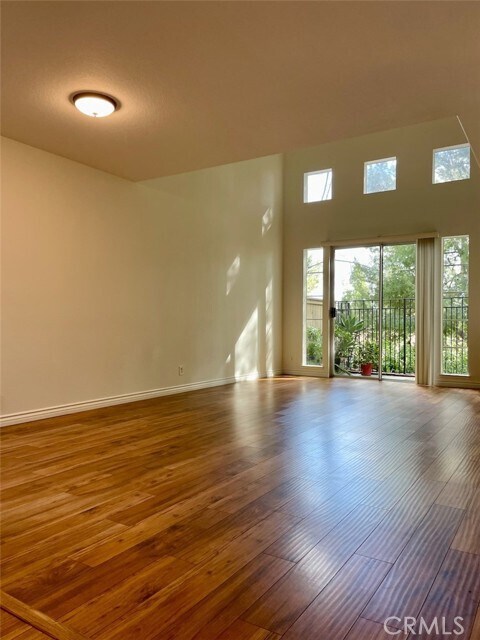 Building Photo - 22 Titian