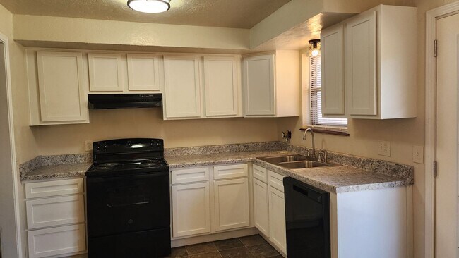Building Photo - Charming Updated 4-bedroom, 1-bathroom hom...