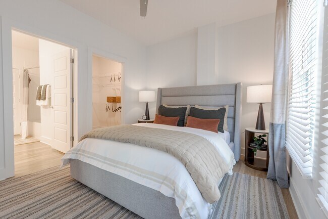 Dormitorio principal en The Merchant Apartments en Charleston, SC 29403 - The Merchant