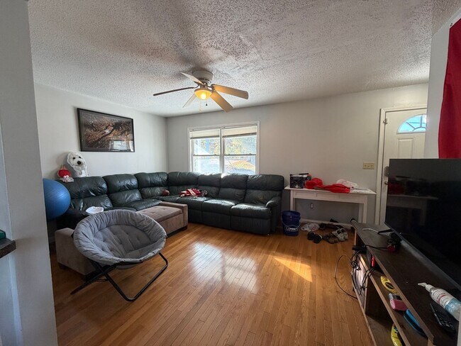 Foto del edificio - 3 Bed/3.5 Bath House with huge basement! - Waived Admin Fees & $500 Gift Card!
