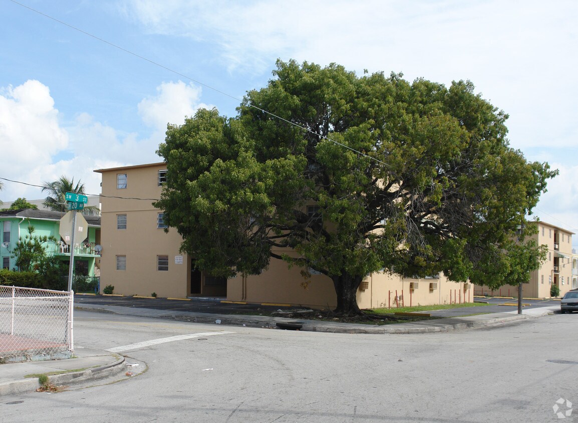 245 SW 20th Ave - Tropical Apartments