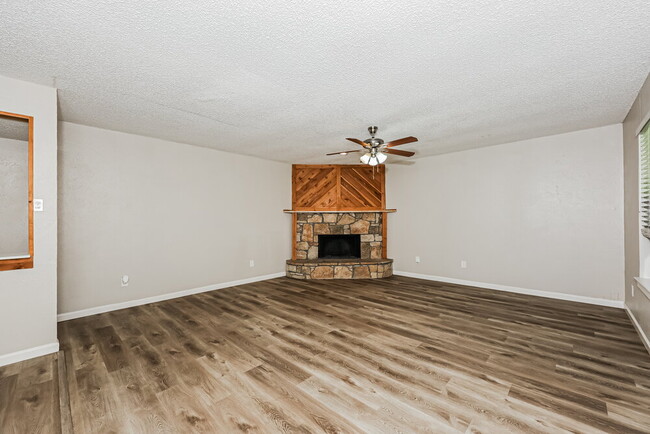 Building Photo - 933 Lemontree Dr