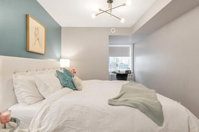 Photo du bâtiment - $3,200/MO – Stunning 2 Bedroom/2.5 Bath Stacked Townhouse