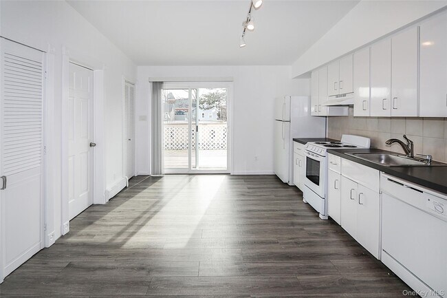 Foto del edificio - 75 Maxwell Ave