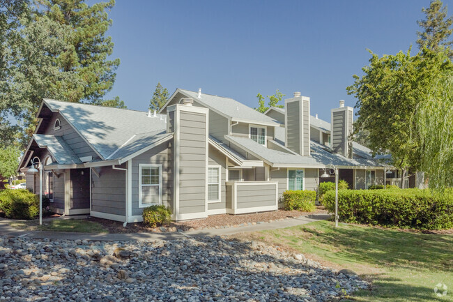 Building Photo - Lakeside Townhomes