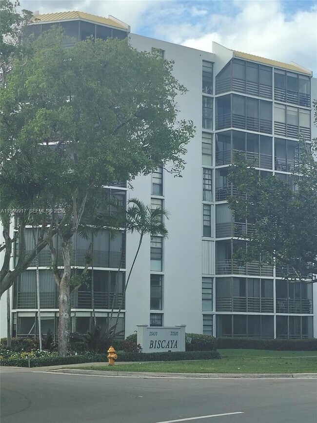 Building Photo - 20400 W Country Club Dr