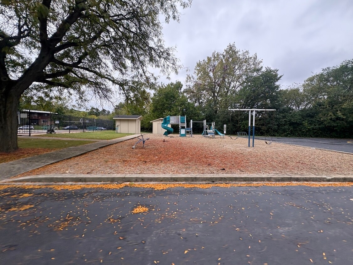 Building Photo - 200 Willow Ln